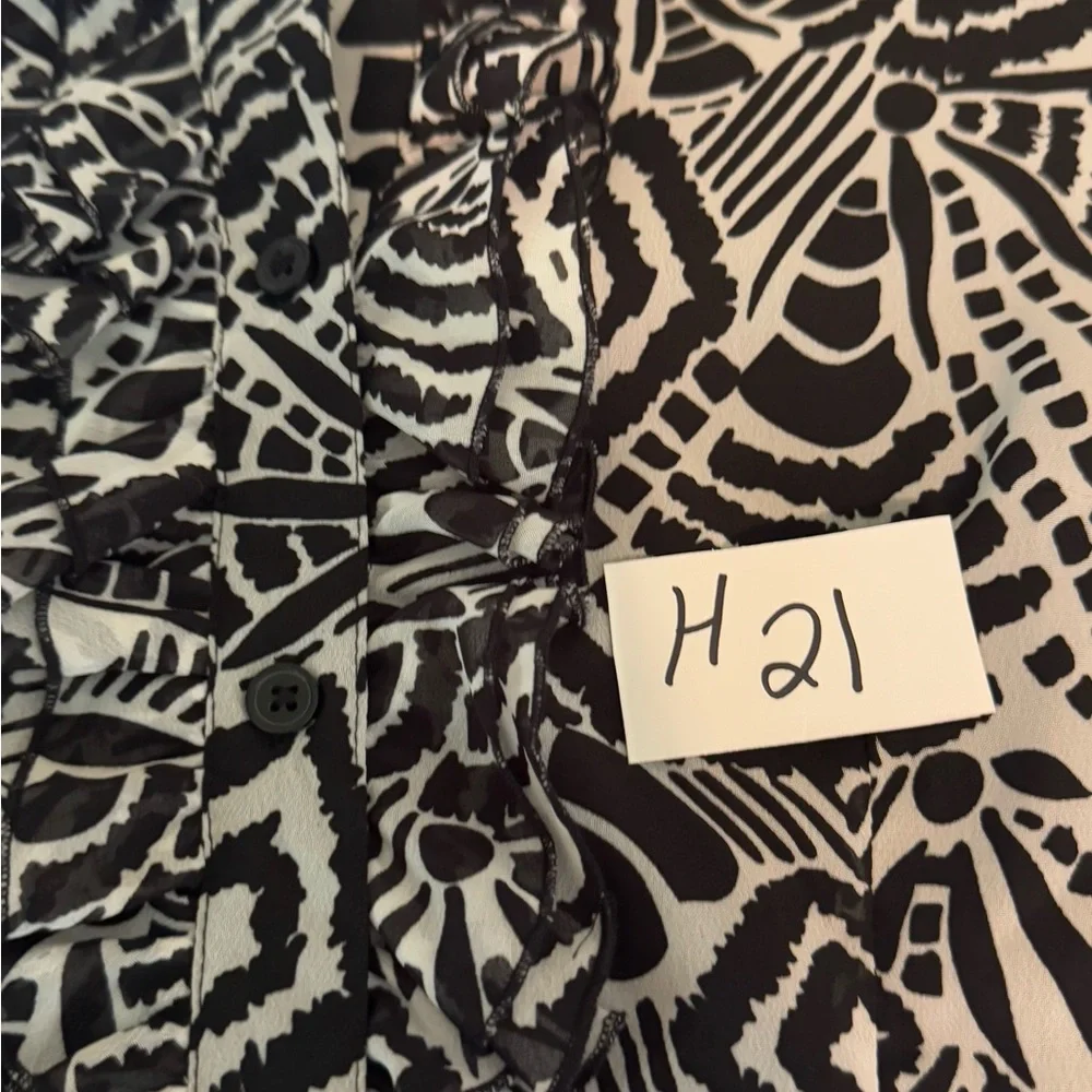 H-21 Spense Black & White Ruffled Lined Short Sleeve Button Down Blouse‎ Size M